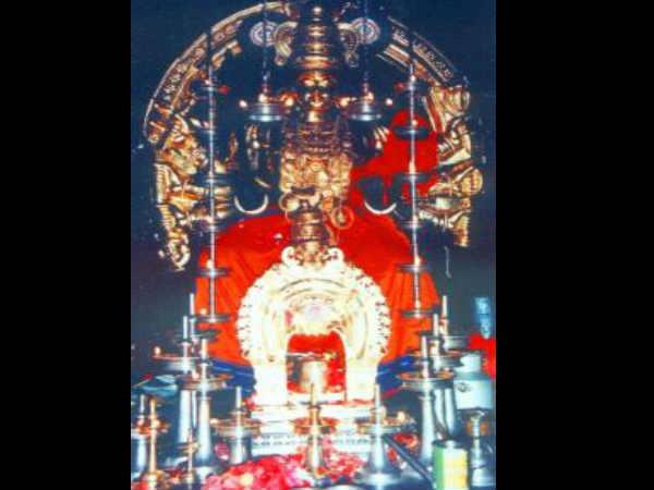 கோபப் பார்வையில் அருள் பாலிக்கும் பகவதி கோபப் பார்வையில் அருள் பாலிக்கும் பகவதி