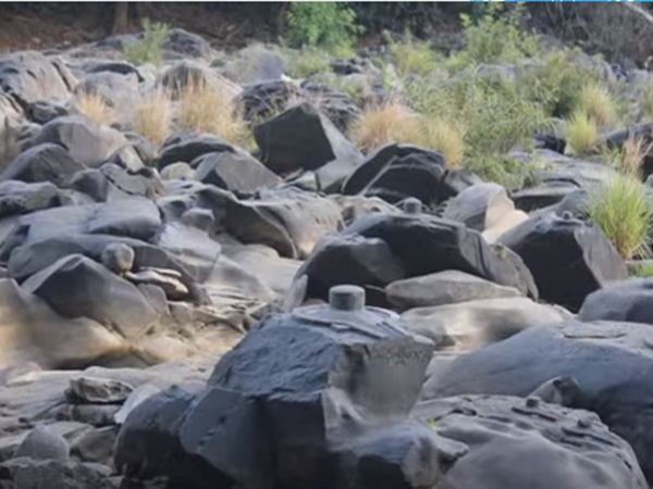 ஆற்றின் மேல் ஆயிரம்