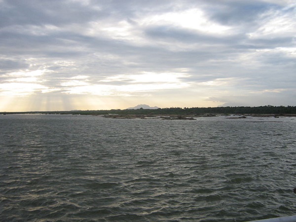 அவங்க என்ன நமக்கு தண்ணி தர்றது..... 