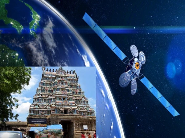 கோயிலில் விழும் கருநீல கதிர்கள்