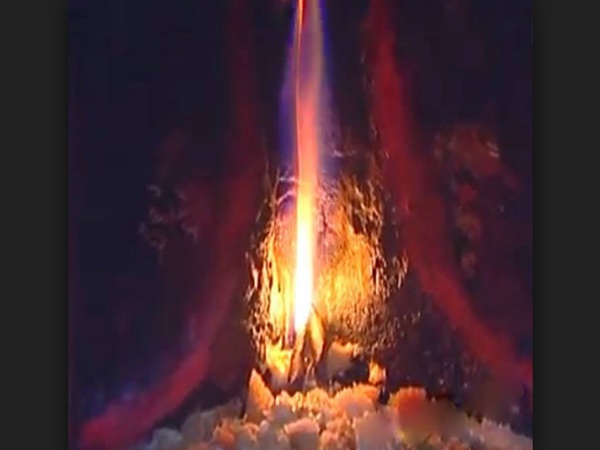 தொடர்ந்து எரியும் தீபம்