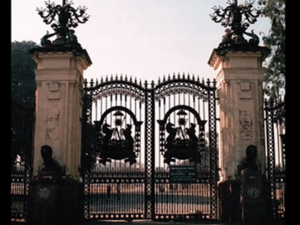 அபாரமான நுழைவு வாயில்