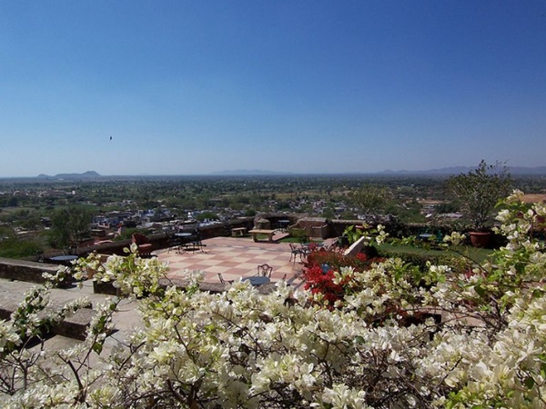 நீம்ரானா கோட்டை, டெல்லி - ஜெய்ப்பூர் நெடுஞ்சாலை