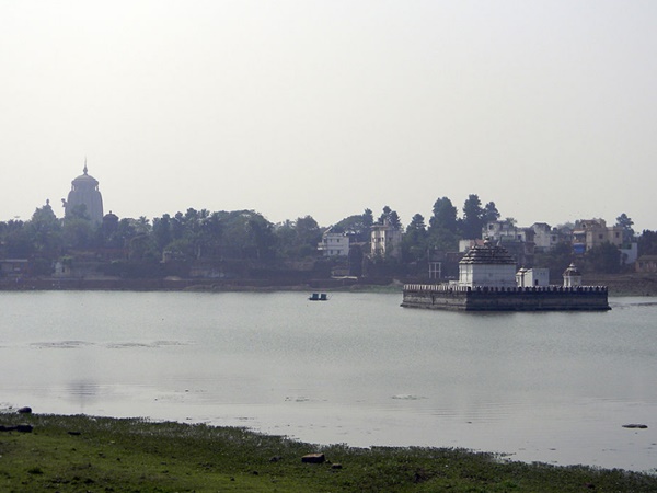 கோயில்கள் புடைசூழ 