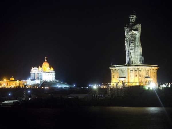 மின்னொளியில் விவேகானந்தர்