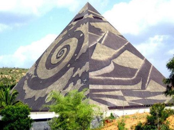 பிரமிட் வேலி