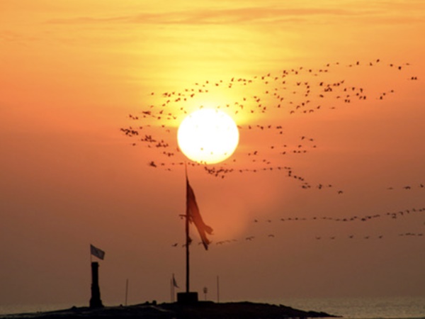  கடலுக்குள் கோயில்