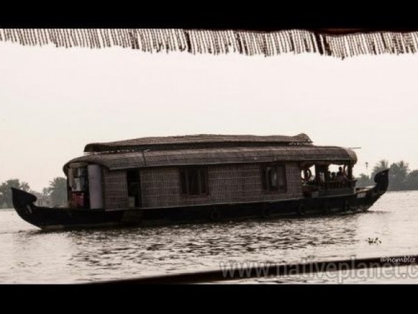 பரபரப்பின் கைகளில் அகப்படாத அமைதியான கடற்கரை கிராமம்!