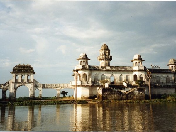 நீர்மஹால் மாளிகை