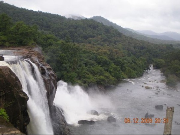 அதிரப்பள்ளி – இந்தியாவின் நயாகராவுக்கு ஒரு சுற்றுலா செல்வோமா?