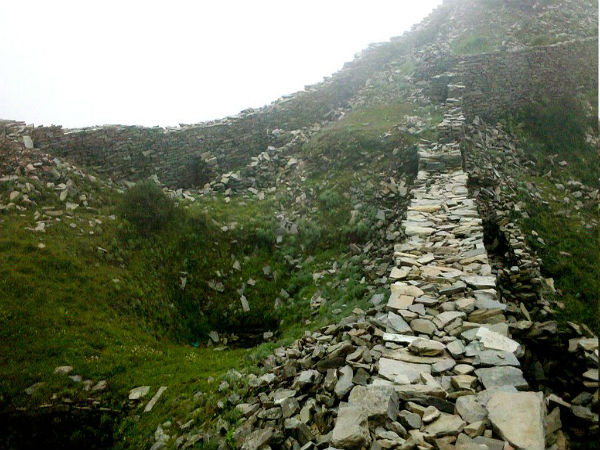 இடிபாடுகளுடன் காணும் ரகுபூர் கோட்டை: