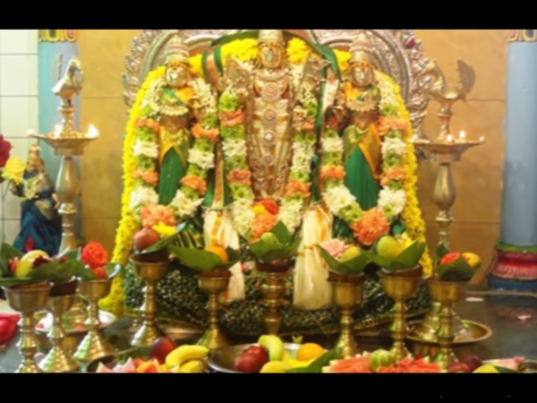 வித்தியாசமாக அமர்ந்திருக்கும் முருகன்