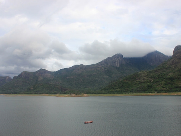  நீரார் அணை