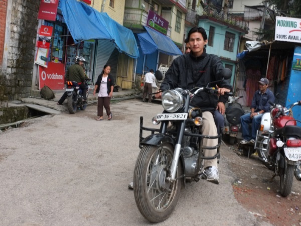  சாலை மூலம்