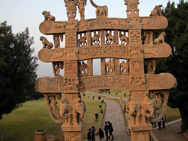  ஆர்ப்பரிக்கும் சுற்றுலாத் தளம்