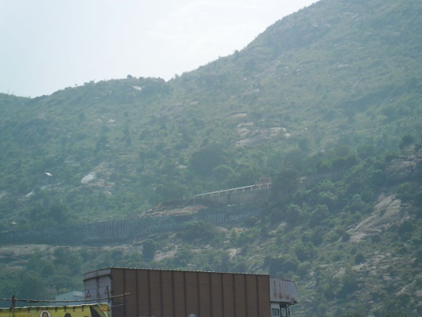  பொய் மான் கரடு