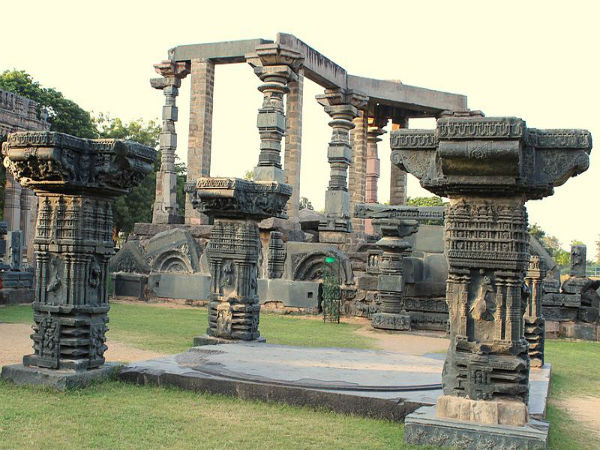  வராங்கல் கோட்டையின் வரலாறு:https://commons.wikimedia.org/wiki/File:Ruins_of_Kakatiya_fort_in_Warangal.jpg