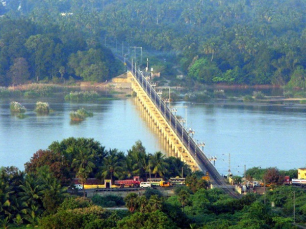 பரிசல் மற்றும் படகுப்பயணம் பரிசல் மற்றும் படகுப்பயணம்