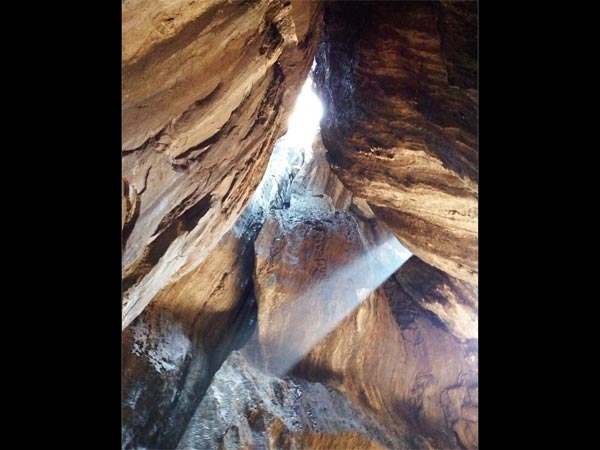 யானா குகையில் நடை பயணம்