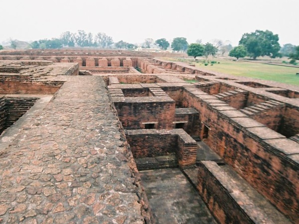 சீன பயணிகள் இப்பல்கலைகழகத்தின் மாணவர்கள்