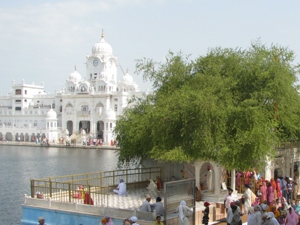  தங்கக்கோயில்