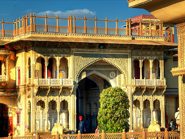 அரண்மனை துள்ளல்: