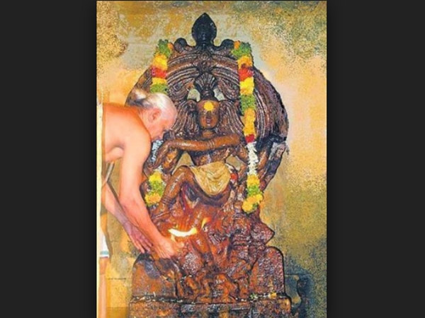 சிரித்த முகத்துடன் சிலை சிரித்த முகத்துடன் சிலை