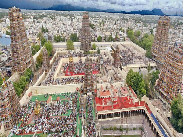 மதுரை மீனாட்சியம்மன் கோயில் கோபுரங்கள் மதுரை மீனாட்சியம்மன் கோயில் கோபுரங்கள்