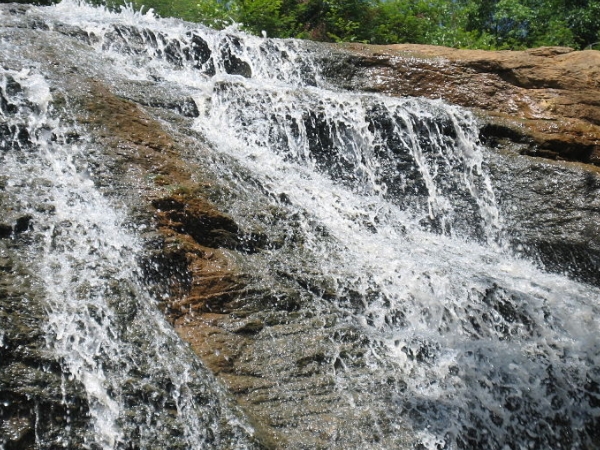 தொட்டிக்கல்லு நீர்வீழ்ச்சி