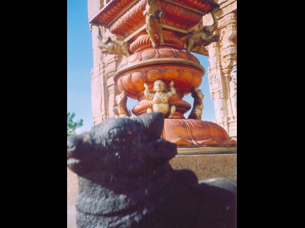 ஆணைகளை நிறைவேற்றும் நந்தி