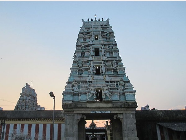 ஐந்து நிலை கொண்ட ராஜகோபுரம் 