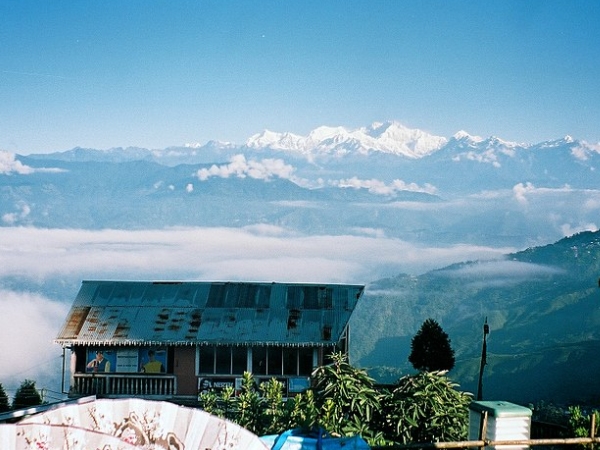 வானத்திலிருந்து விழுந்த சுவர்கள்