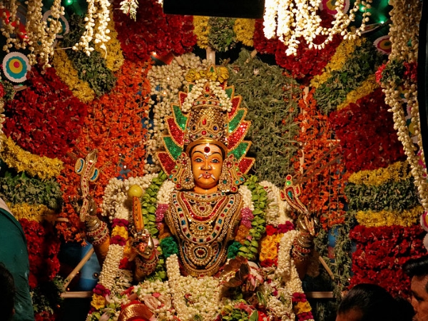 கண்ணீர் வடிக்கும் அம்மன் கண்ணீர் வடிக்கும் அம்மன்