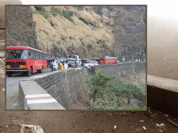 பயமுறுத்தும் சாலையில் கொஞ்சும் அழகு