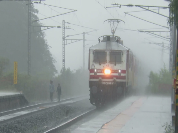 மழைக்காலங்களில் மாற்றம் பெரும் ரயில் அட்டவணை மழைக்காலங்களில் மாற்றம் பெரும் ரயில் அட்டவணை
