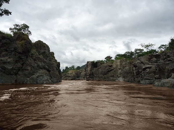 குடிக்க தண்ணி குடுங்க பாஸ்...