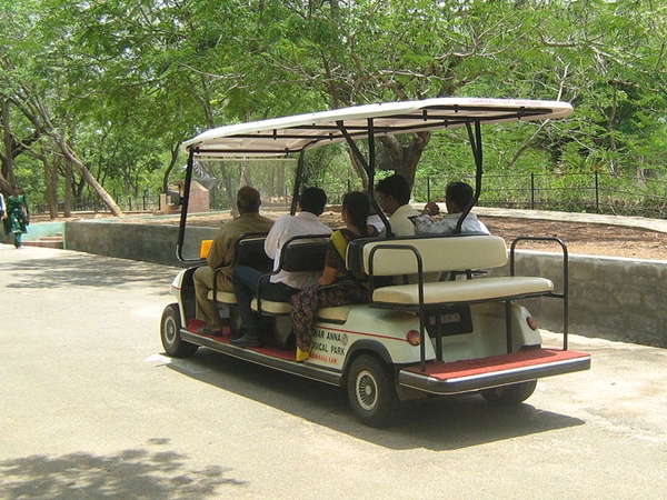 சுற்றிக் காட்டும் எலெக்ட்ரிக் கார் சுற்றிக் காட்டும் எலெக்ட்ரிக் கார்