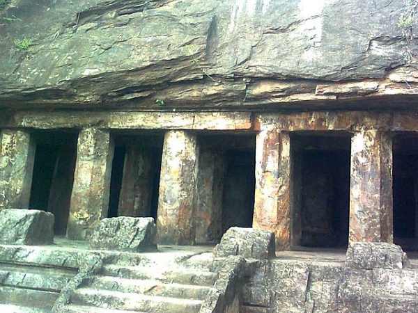 அக்கணா மற்றும் மடண்ணா குகைகள்