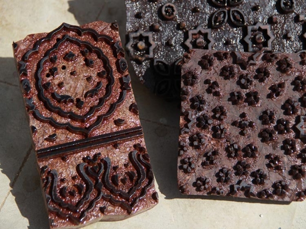 கைவினைப் பொருட்கள் மற்றும் துணிமணிகள்