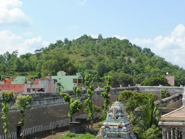 சுடுநீரில் அபிஷேகம் சுடுநீரில் அபிஷேகம்