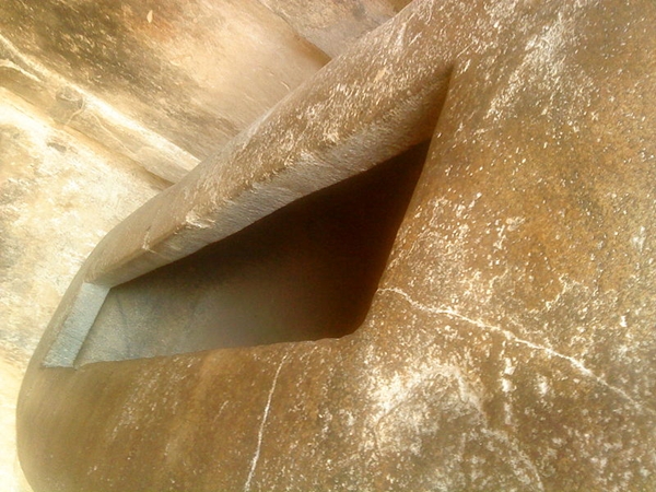 மர்மம் நிறைந்த குகை மர்மம் நிறைந்த குகை