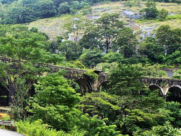 பாயும் நதியின் மேல் பாலம்