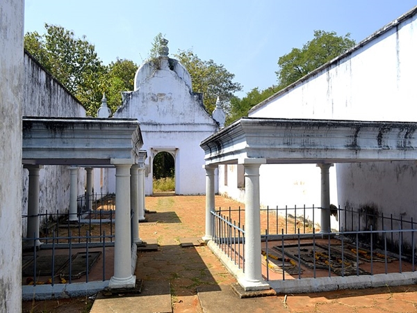 துப்பாக்கிகளை பாதுகாக்கும் கோட்டை துப்பாக்கிகளை பாதுகாக்கும் கோட்டை