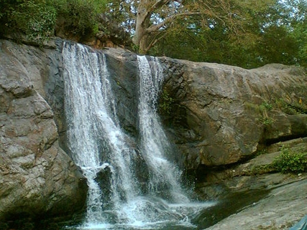 அழகு ததும்பும் அருவி அழகு ததும்பும் அருவி