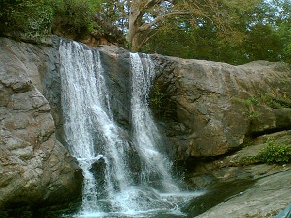 அழகு ததும்பும் அருவி