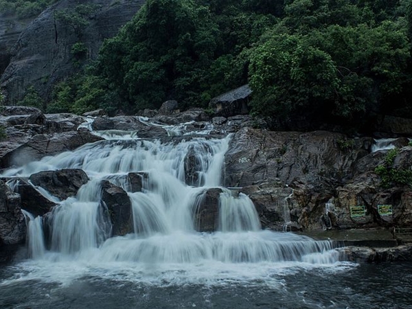 ஆறுகளுடன் அருவிகள்