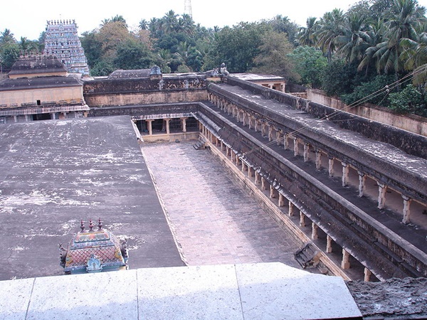 தியானம் செய்ய பெரிய மைதானம்