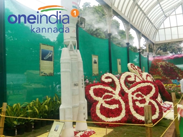 இஸ்ரோவை பாராட்டும் மலர் அழங்காரம் இஸ்ரோவை பாராட்டும் மலர் அழங்காரம்