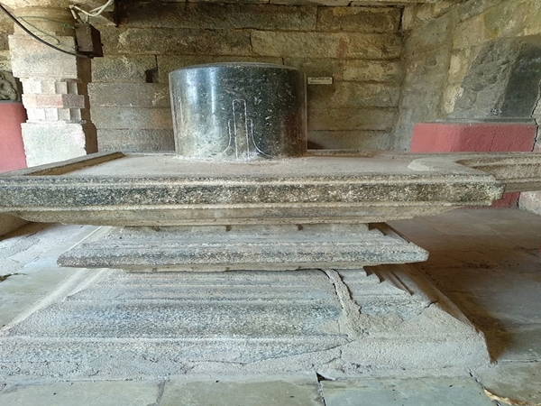 பிரம்மாவிற்காக தலைகுனிந்த சிவன் பிரம்மாவிற்காக தலைகுனிந்த சிவன்