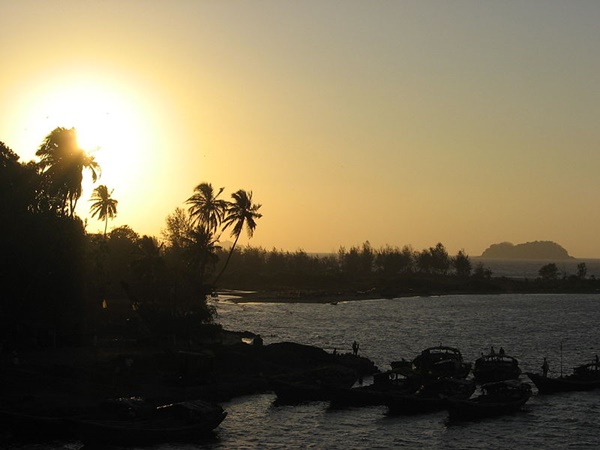 தங்க நிற கடற்கரை தங்க நிற கடற்கரை
